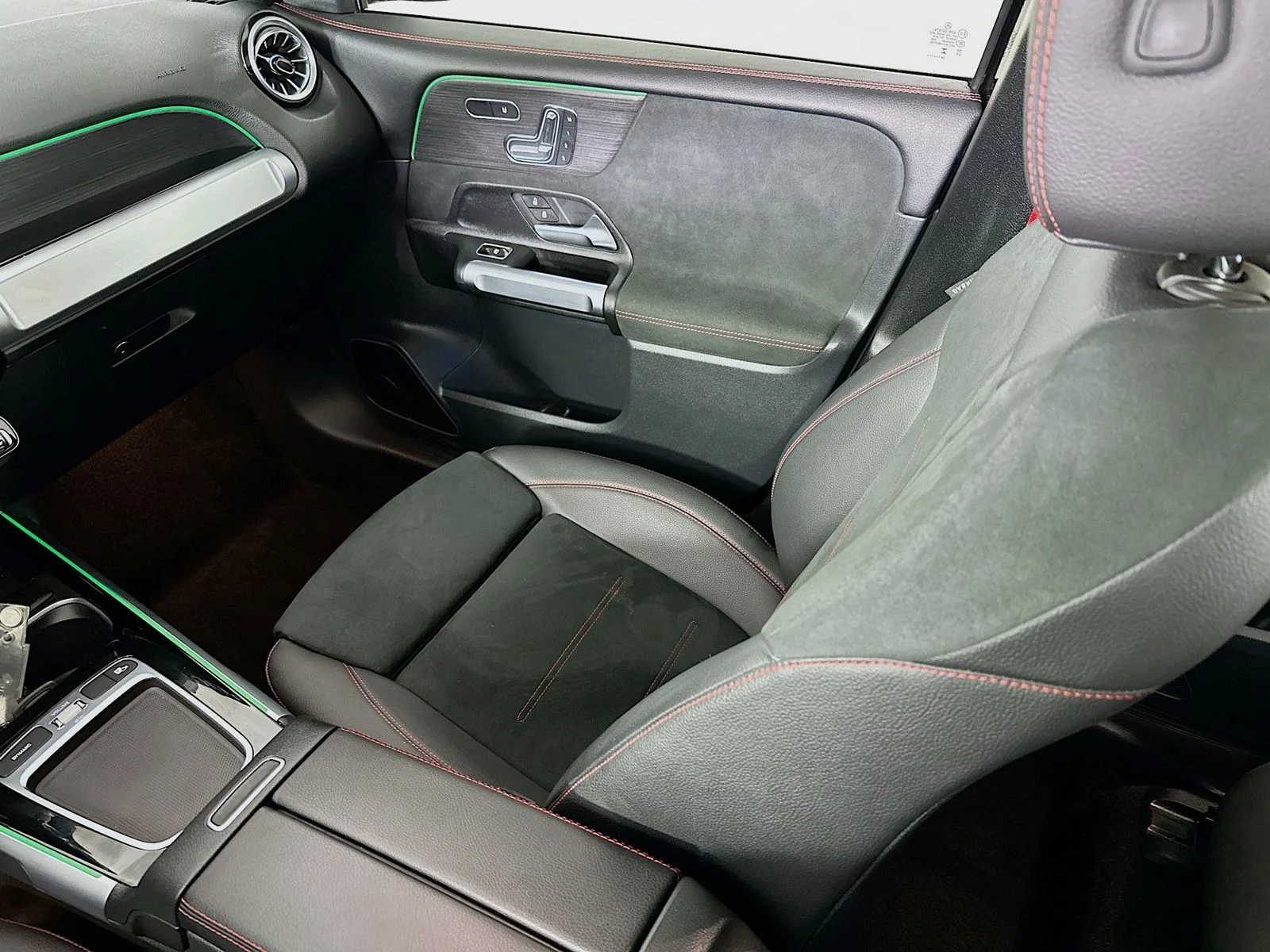 2025 Mercedes-Benz GLB GLB35 AMG - Photo 23
