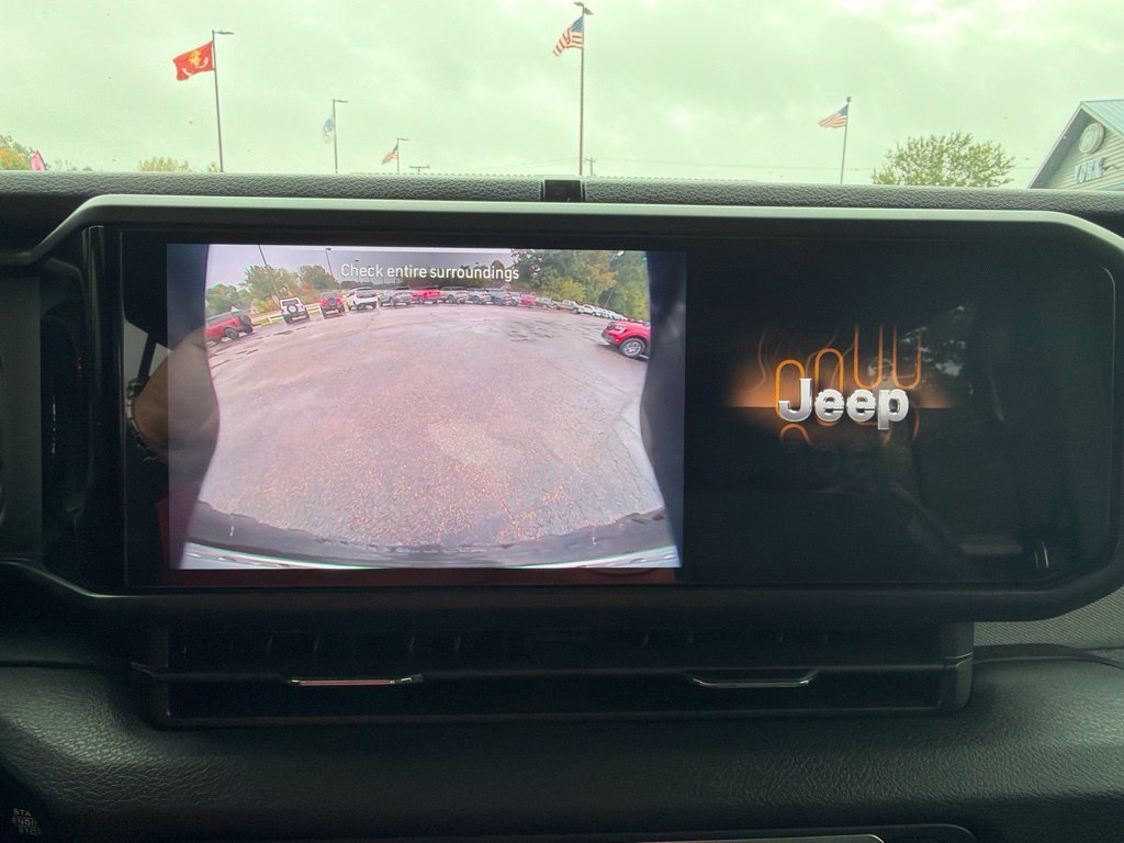 Used 2025 Green Jeep Sport S image 23