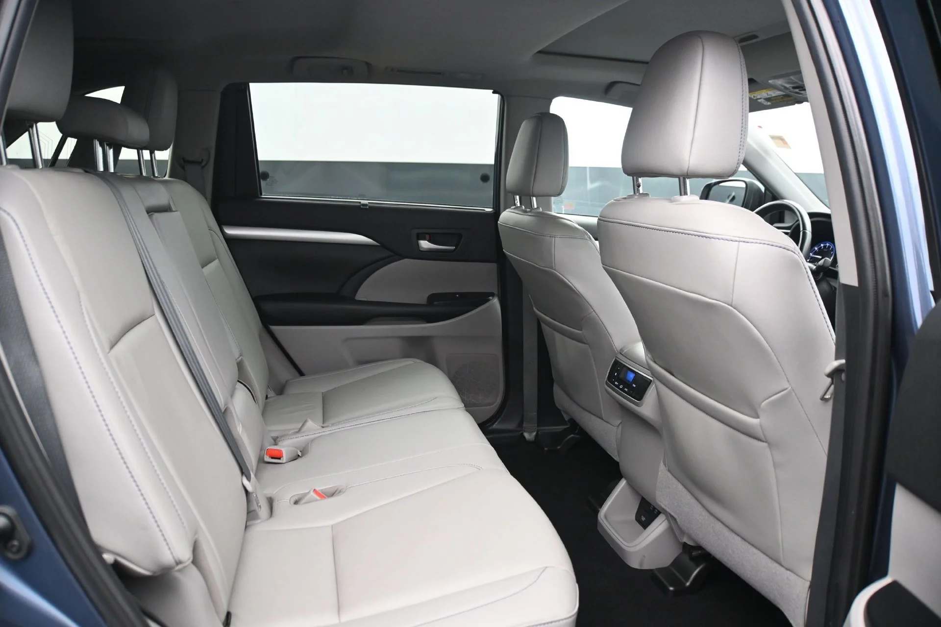 Used 2019  Toyota SE image 13