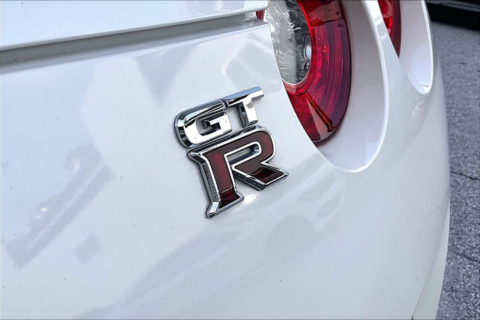 Used 2010 Pearl White Nissan Premium image 27