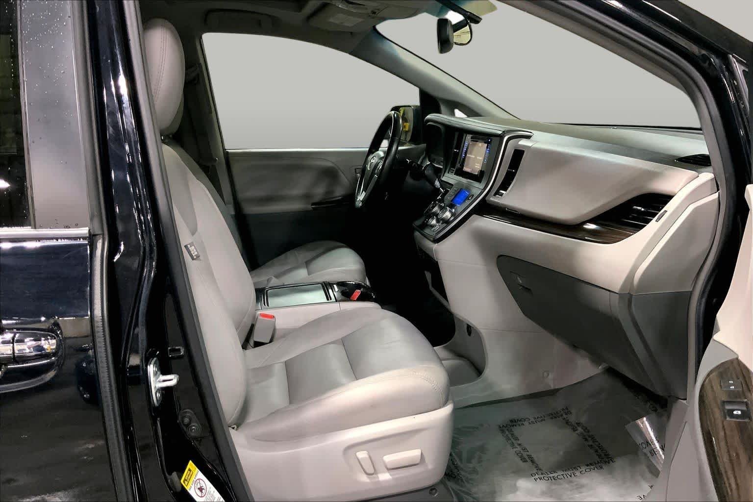 Used 2017 Midnight Black Metallic Toyota XLE Premium image 9