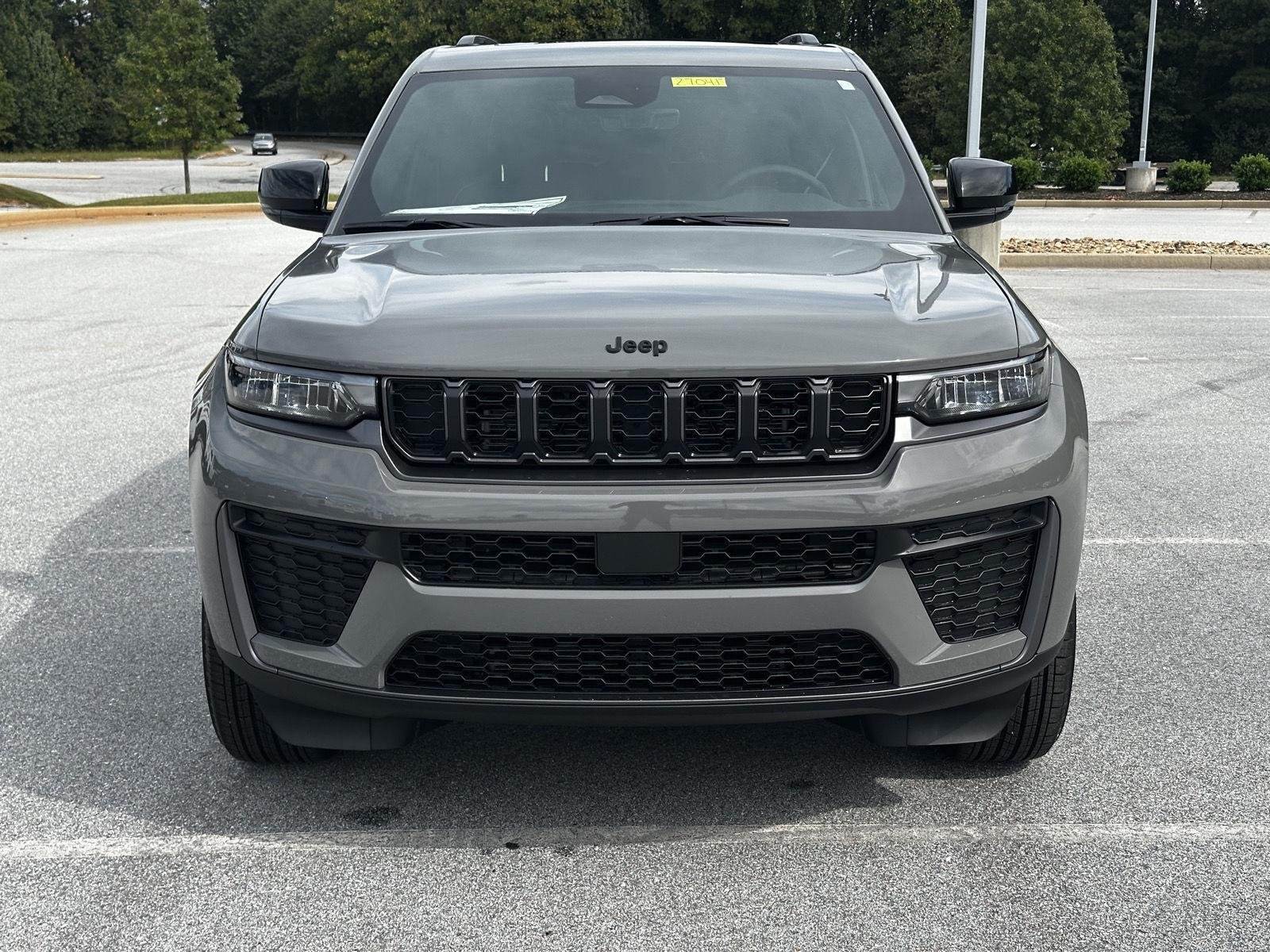 New 2027 Sting-Gray Clear-Coat Paint Jeep Laredo Altitude image 3