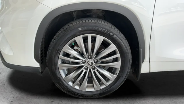 Used 2020 White Toyota Platinum image 26