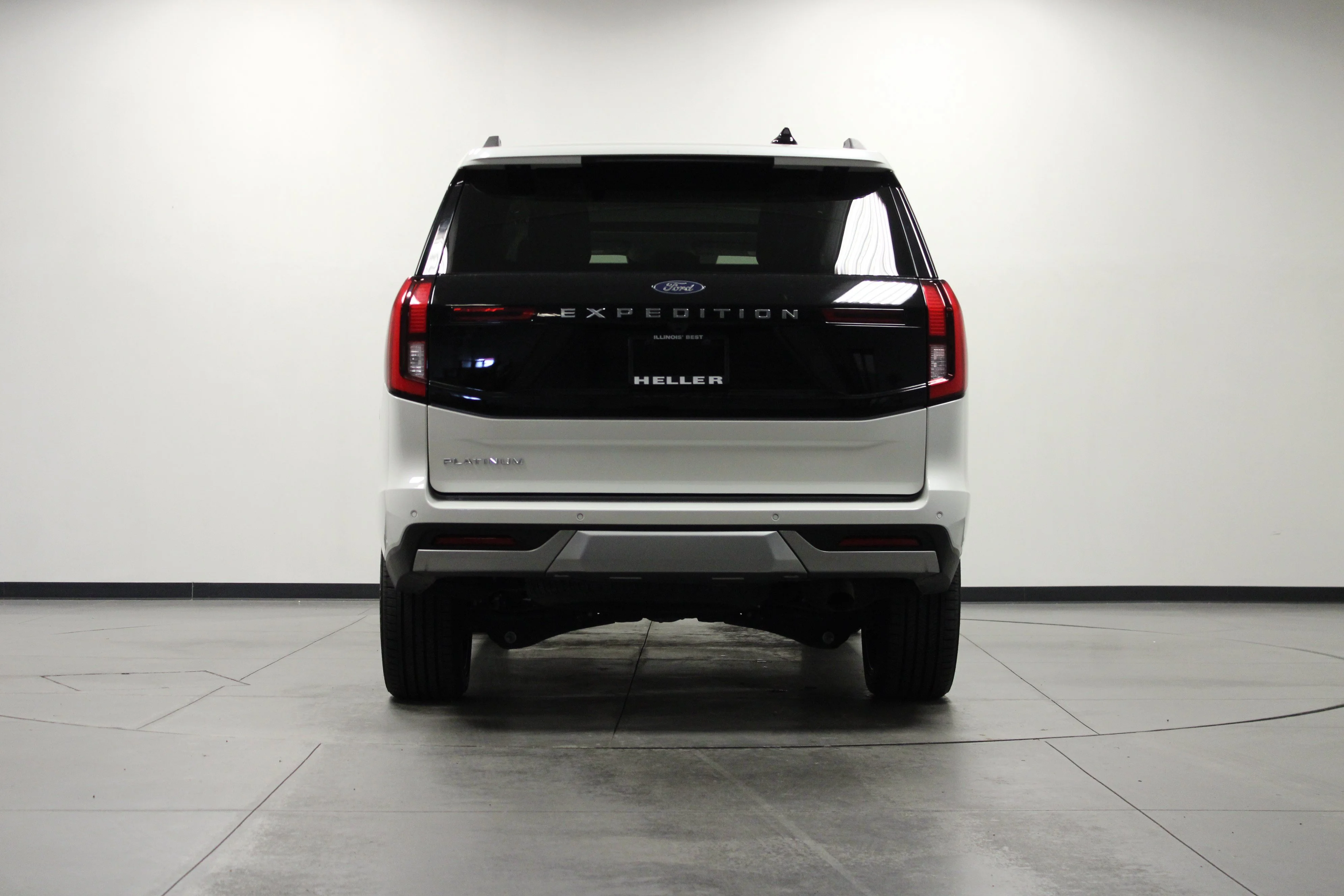 Used 2025 White Metallic Ford Platinum image 5