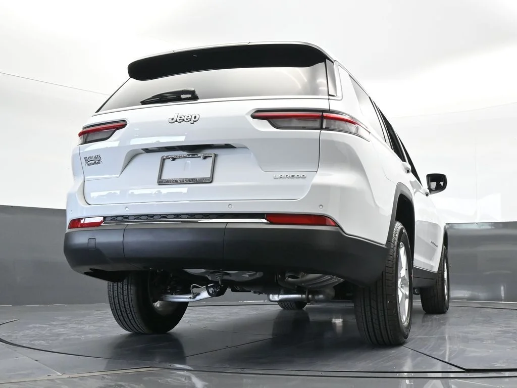 New 2026 Bright White Clear-Coat Exterior Paint Jeep Laredo image 55