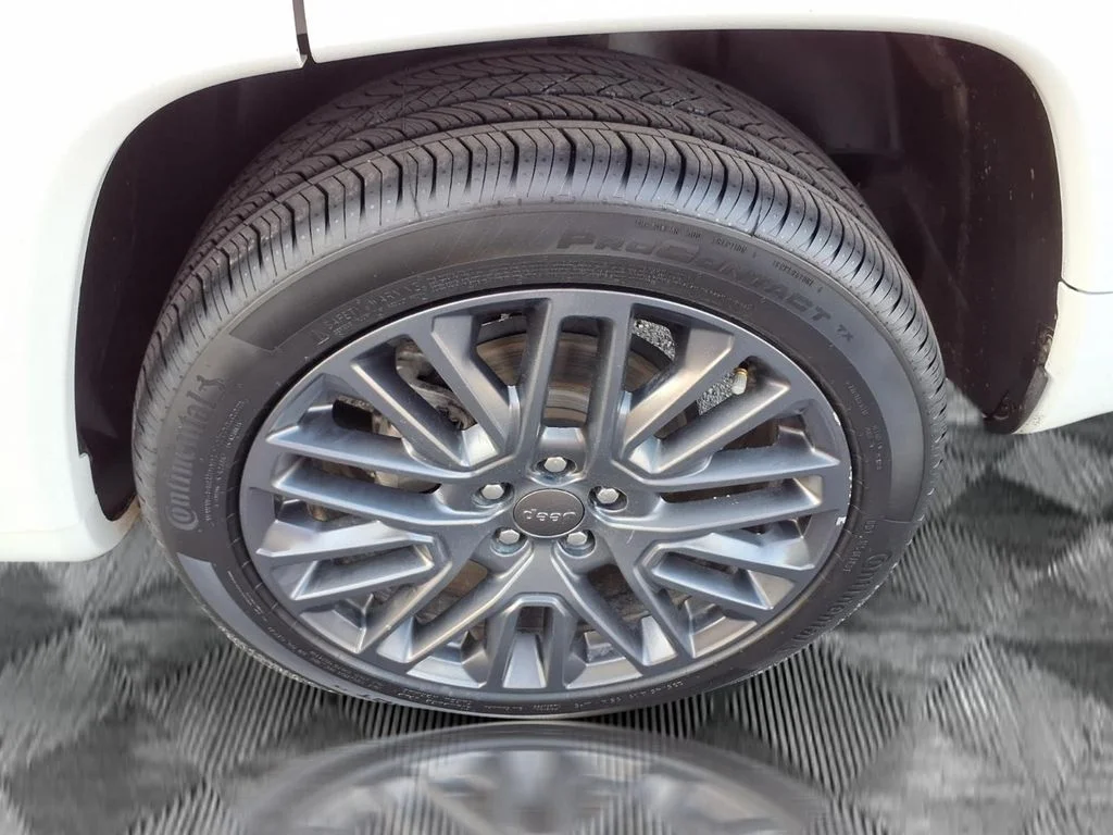 Used 2022 White Jeep High Altitude image 22