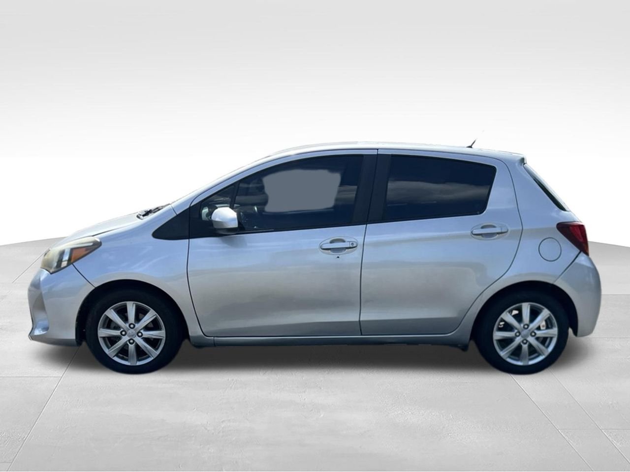 Used 2015 Silver Toyota LE image 7