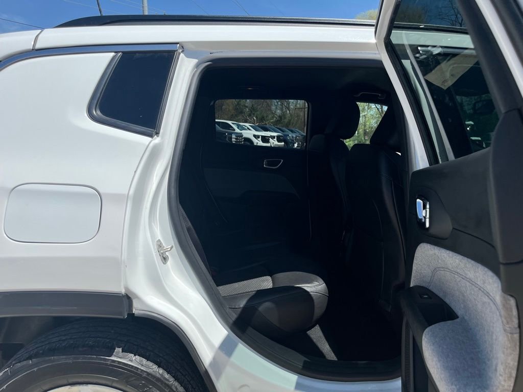 Used 2024 Bright White Clearcoat Jeep Latitude image 31