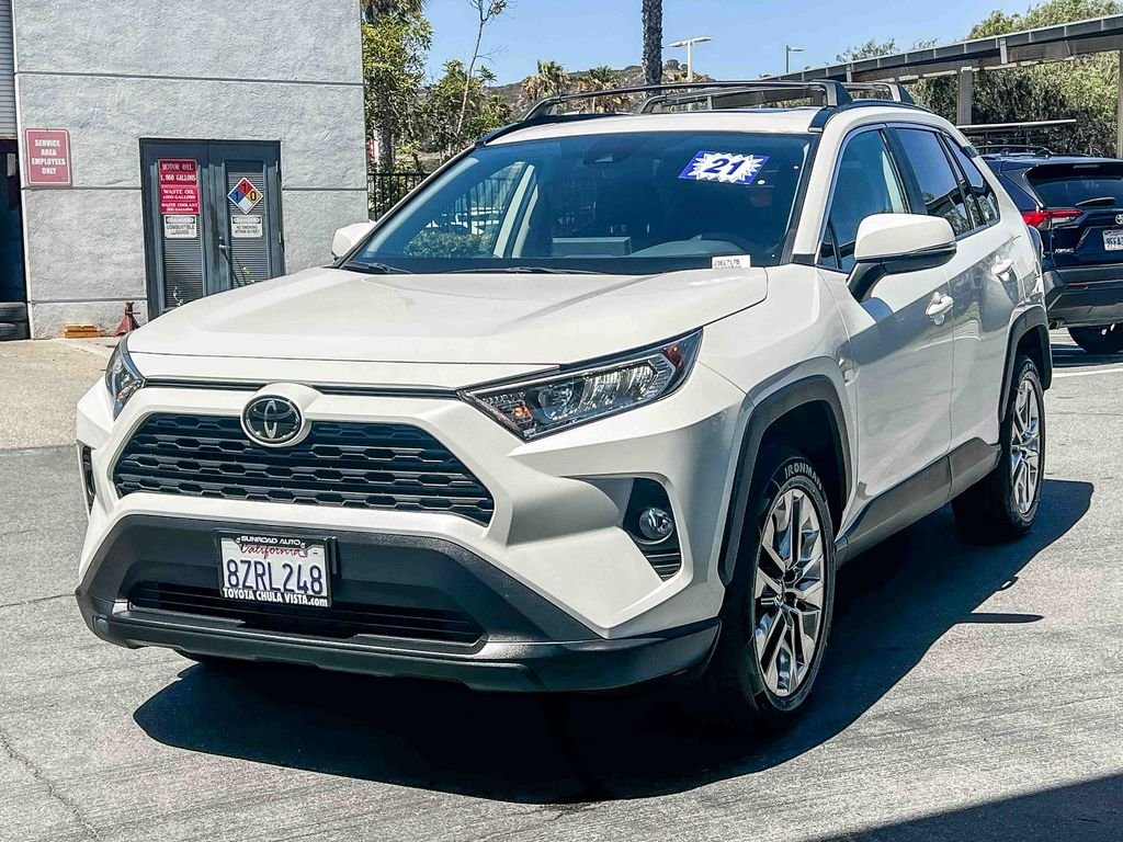 Used 2021 White Toyota XLE Premium image 3