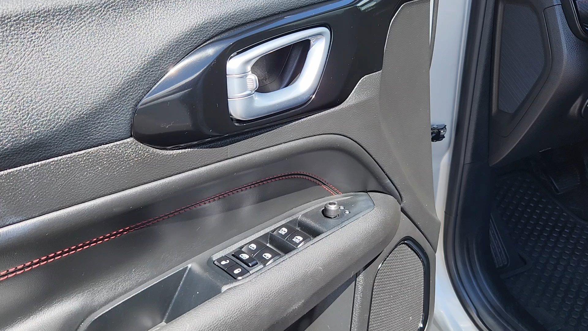 Used 2025 Silver Zynith Metallic Clearcoat Jeep Trailhawk image 7