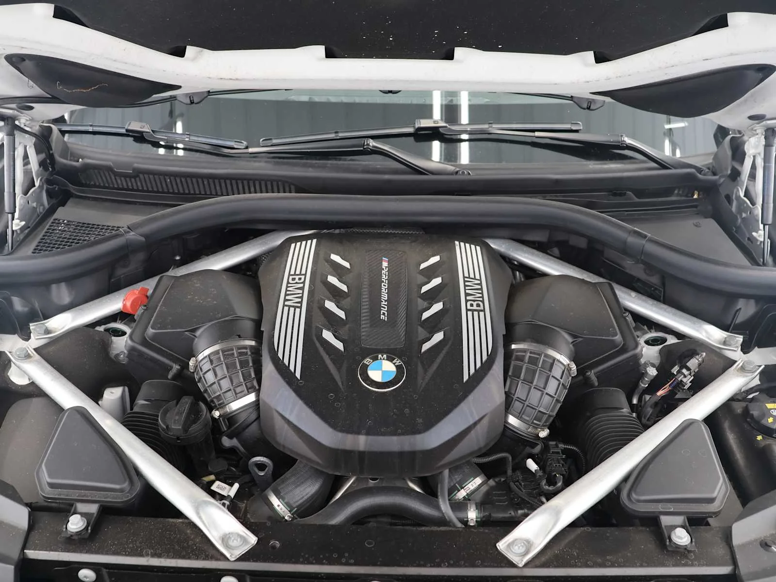 Certified Used 2022 Mineral White Metallic BMW M50i image 32