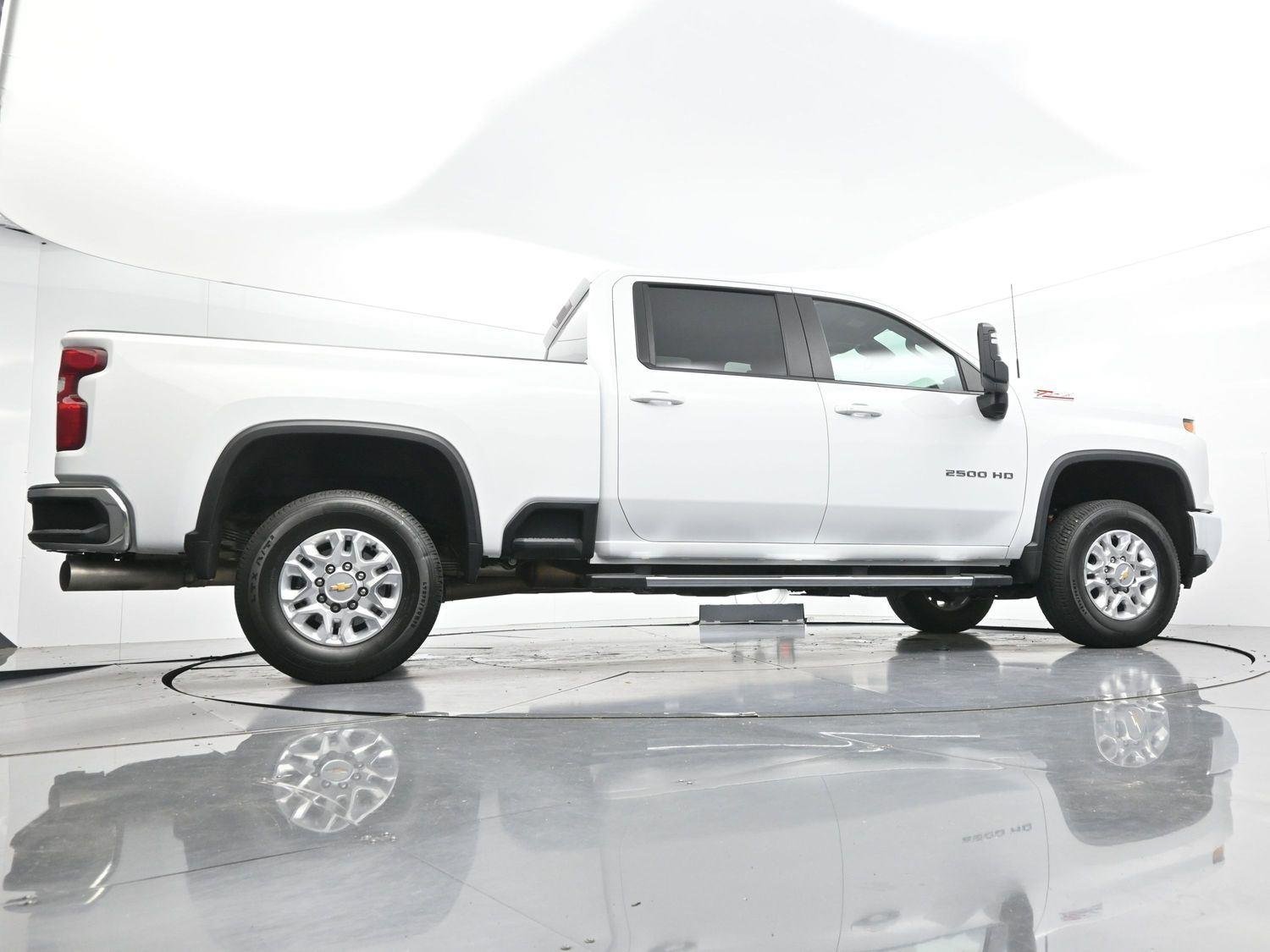 Used 2025 Summit White Chevrolet LT image 45