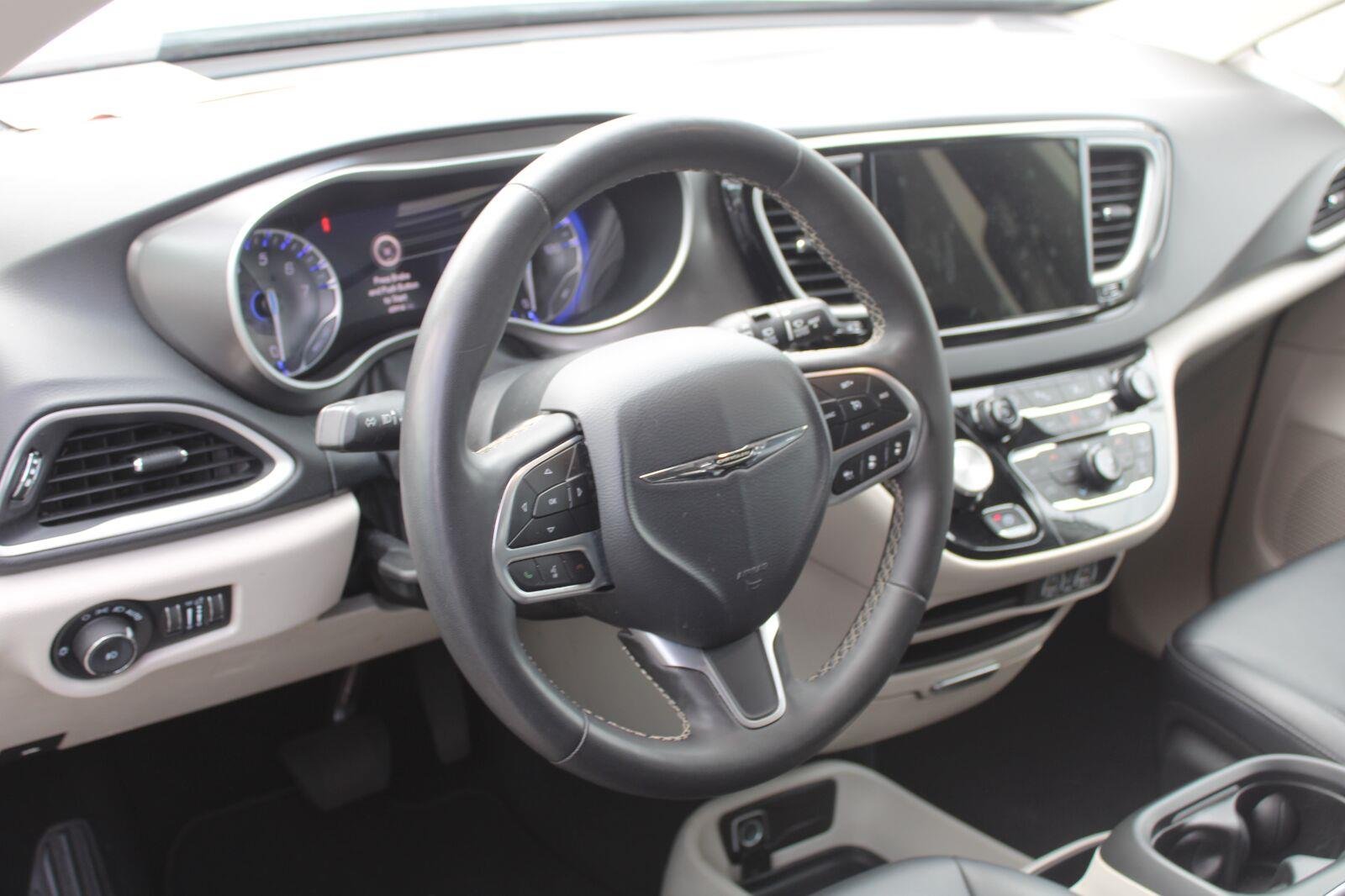 Used 2024 Bright White Clearcoat Chrysler Touring L image 9