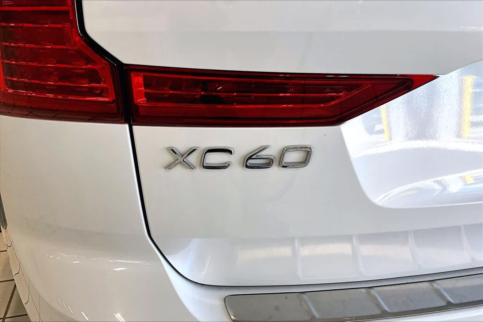 Used 2023 Crystal White Metallic Volvo Ultimate Dark Theme image 31
