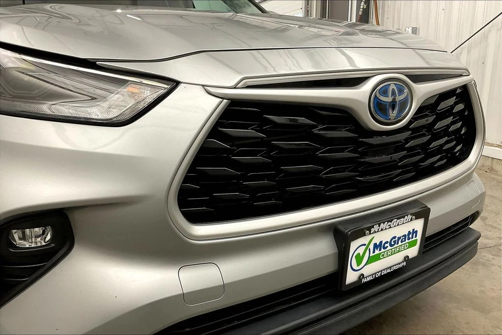 Used 2022 Silver Toyota XLE image 33