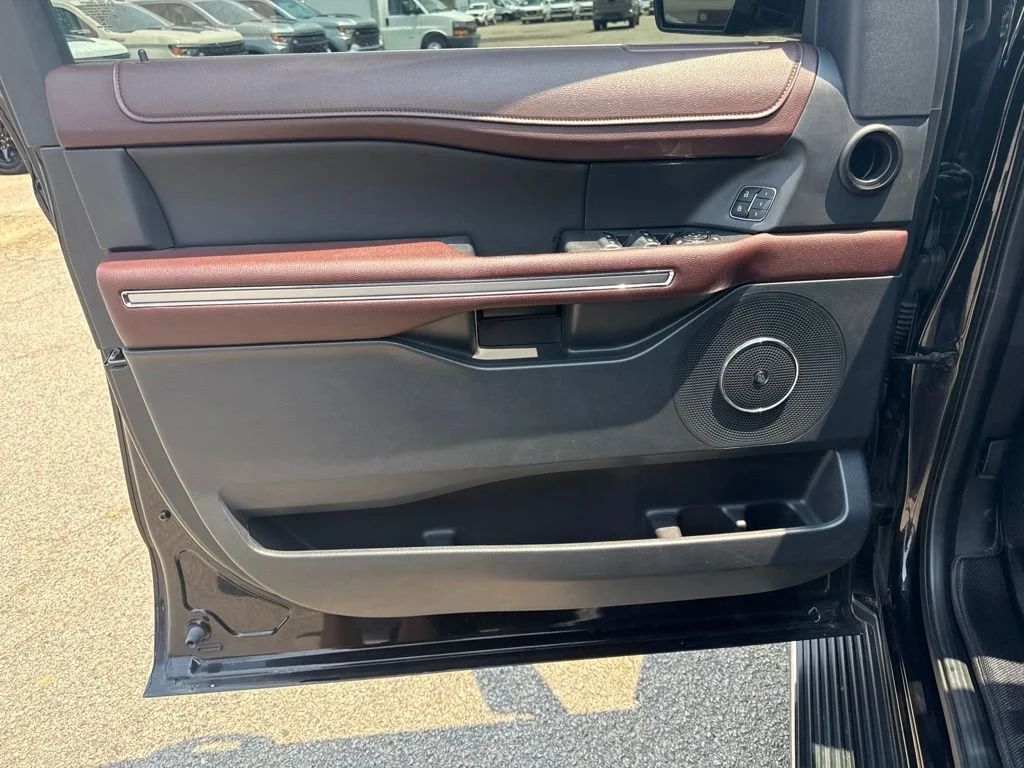 Used 2022  Ford Limited image 29