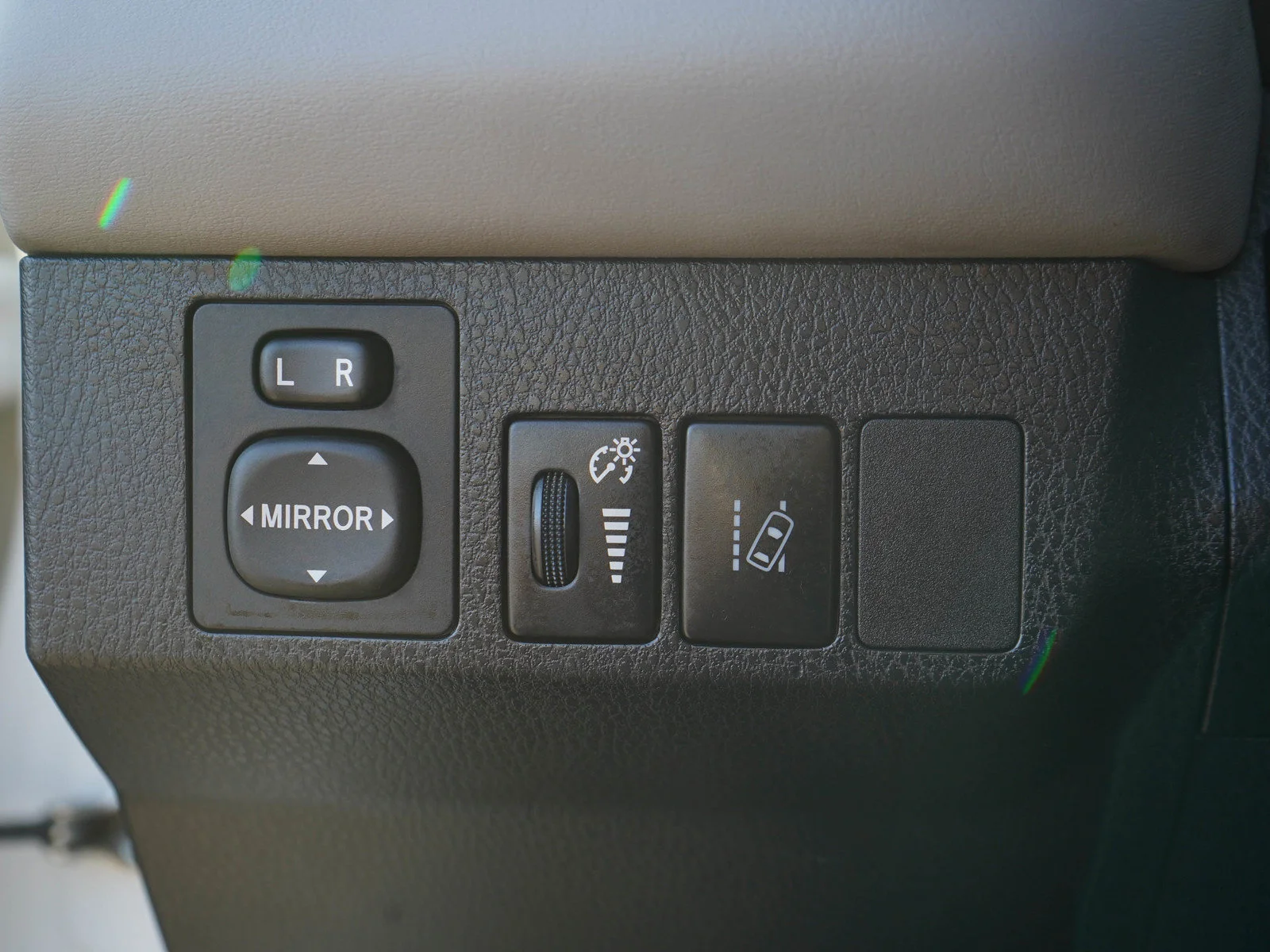 Used 2018 White Toyota 4D WAGON HYBRID LIMITED image 26