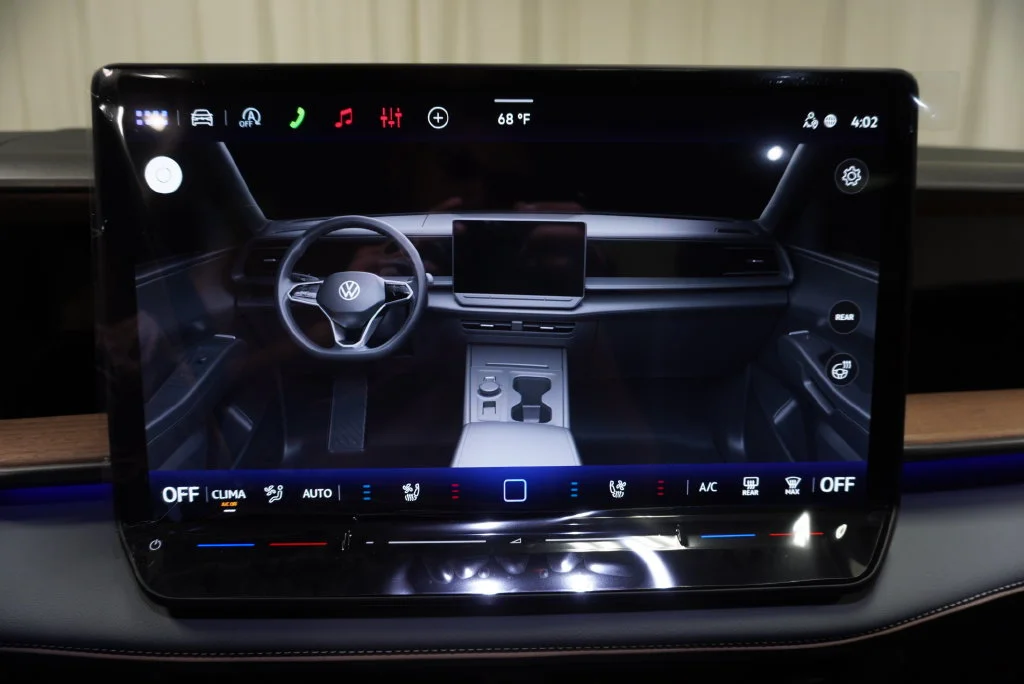 New 2027 Deep Black Volkswagen SE w/Technology image 18