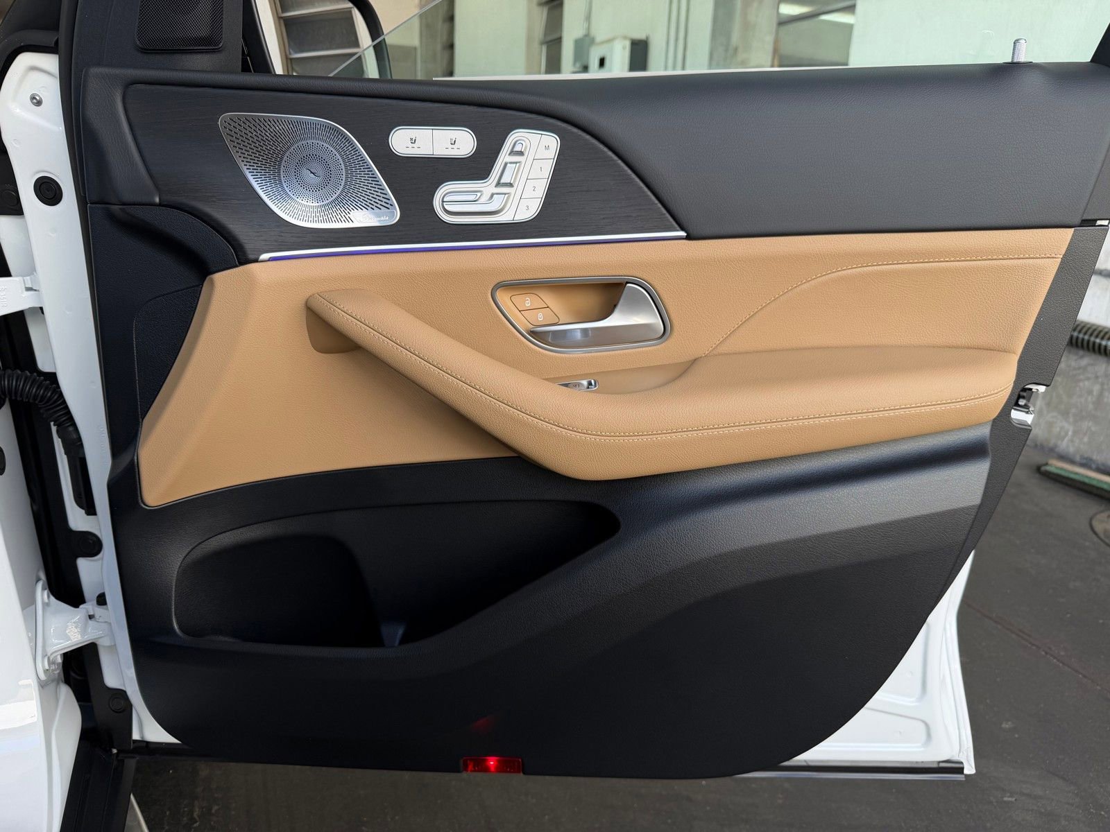 New 2026 MANUFAKTUR Moonlight White Metallic Mercedes-Benz GLS 450 image 45