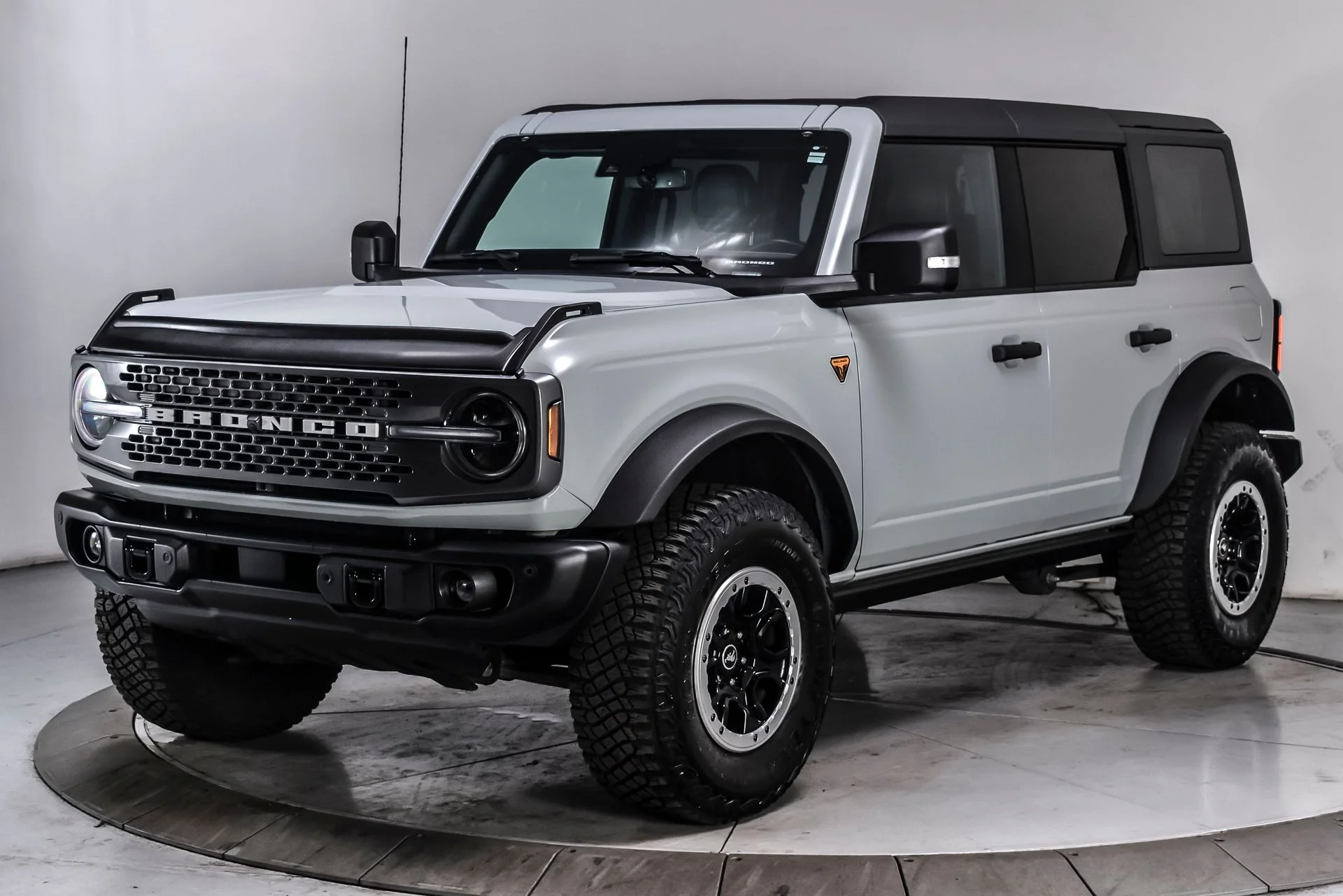 Used 2023 Cactus Gray Ford Badlands image 2