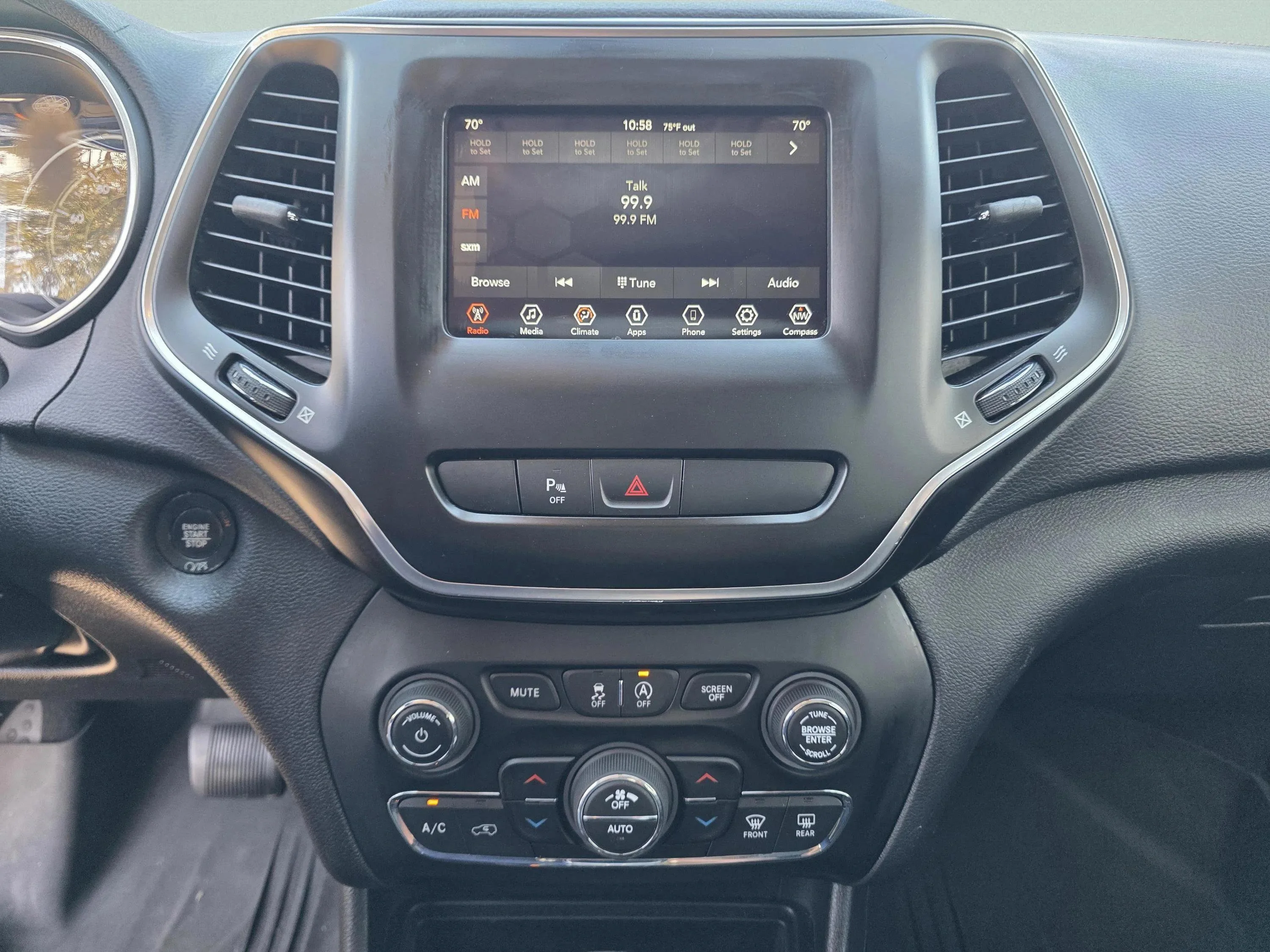 Used 2019 Diamond Black Crystal Pearlcoat Jeep Latitude Plus image 37