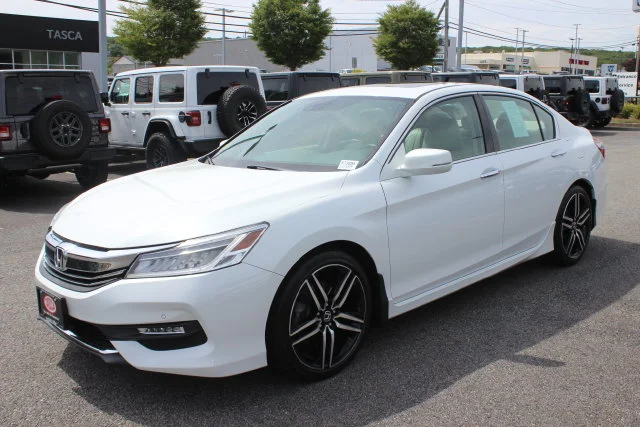 Used 2017 White Honda Touring image 2