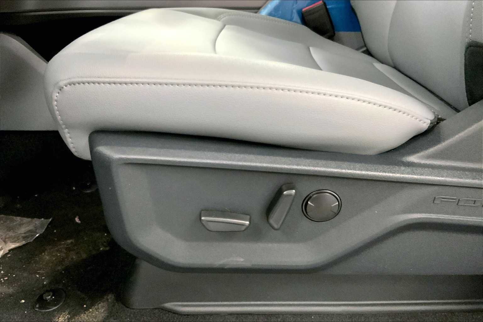 2025 Ford F-150 Lightning Flash - Photo 19