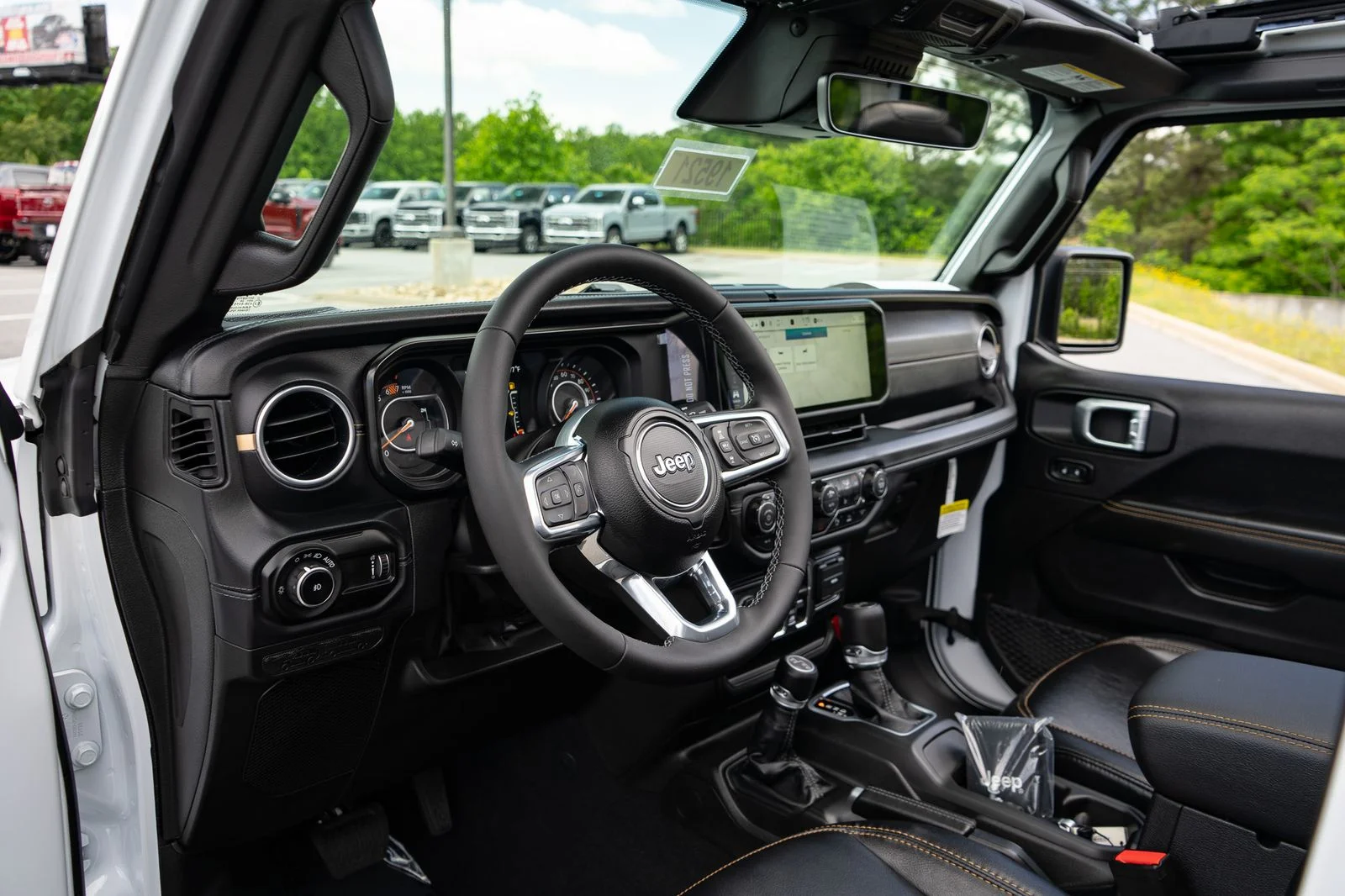 New 2026 Bright White Clear-Coat Exterior Paint Jeep Sahara image 12
