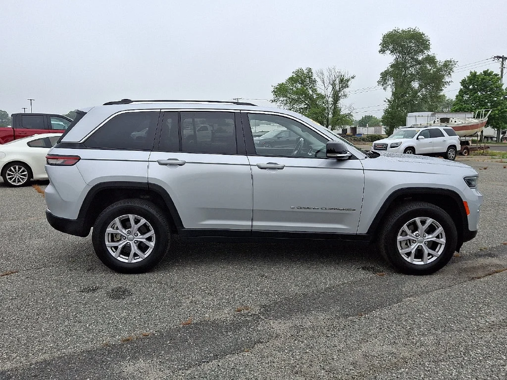 Used 2022 Silver Jeep Limited 4x4 image 13