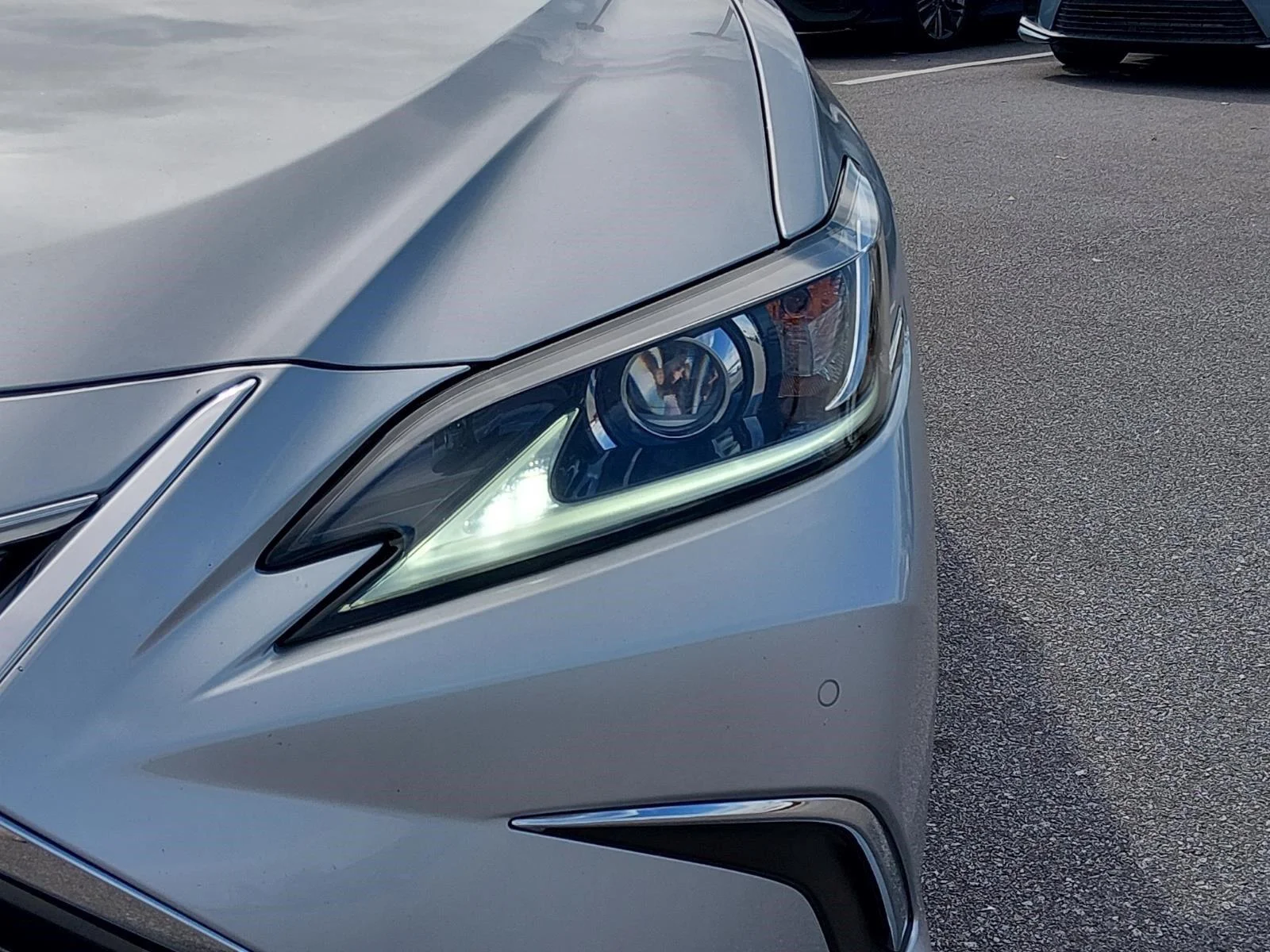 Used 2021 Silver Lining Metallic Lexus ES 300h image 10