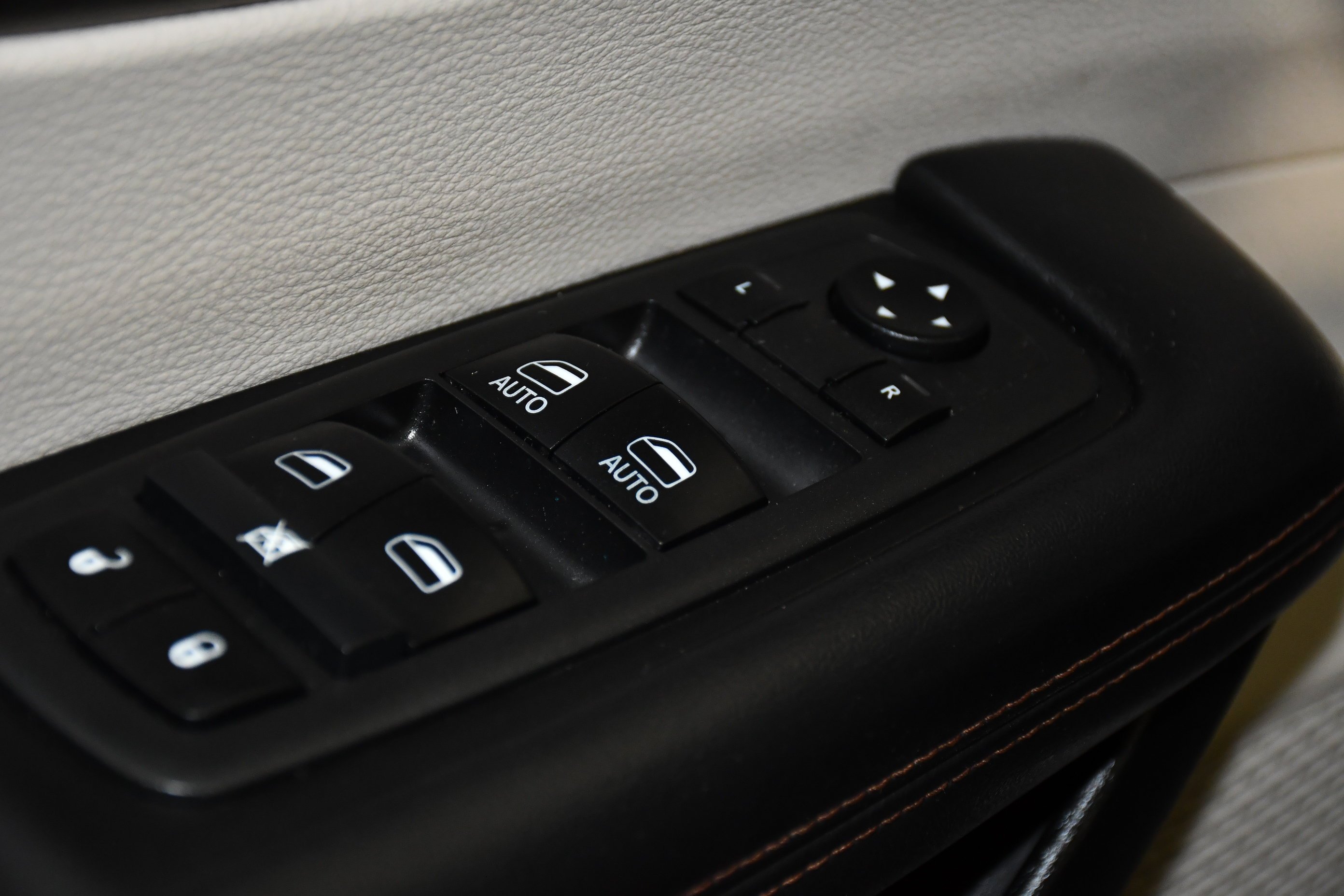 Used 2019 Velvet Red Pearlcoat Chrysler Touring L image 32
