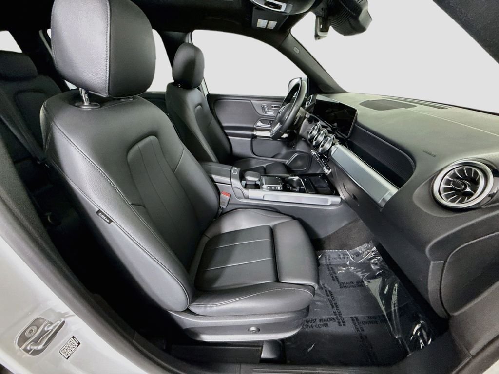 Used 2023 White Mercedes-Benz GLB 250 image 28
