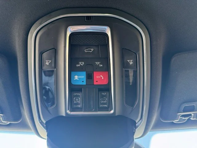 Used 2022 White Jeep Altitude image 31