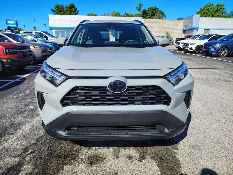 Used 2023  Toyota XLE image 2