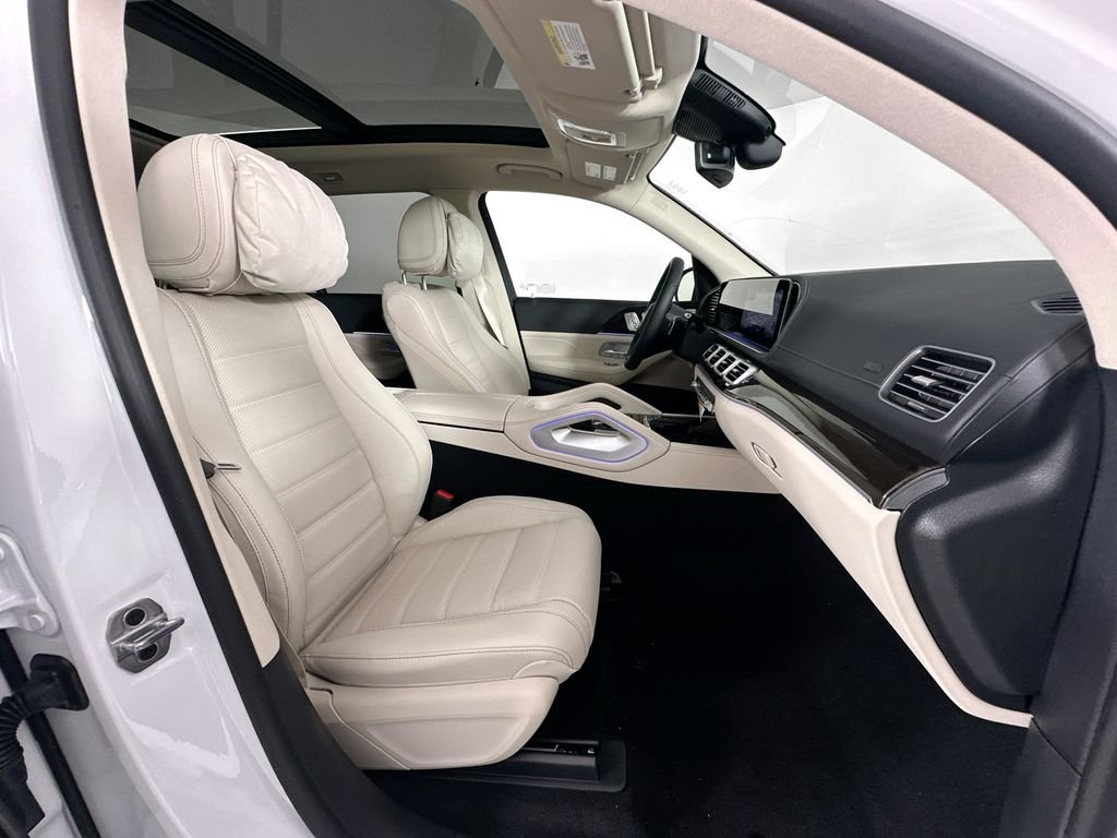 New 2026 MANUFAKTUR Moonlight White Metallic Mercedes-Benz GLS 450 image 31