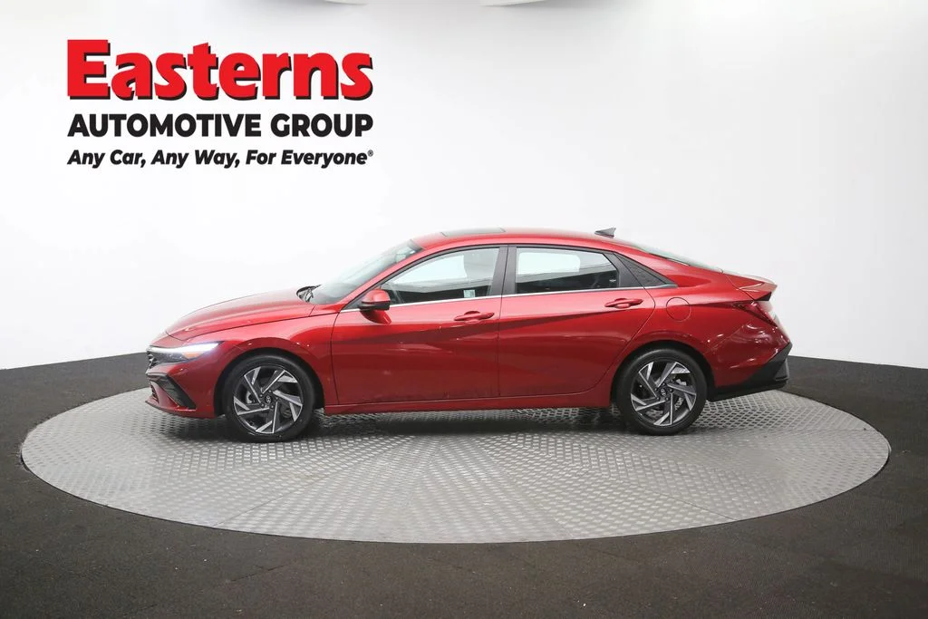 Used 2025 Red Hyundai SEL Convenience image 61