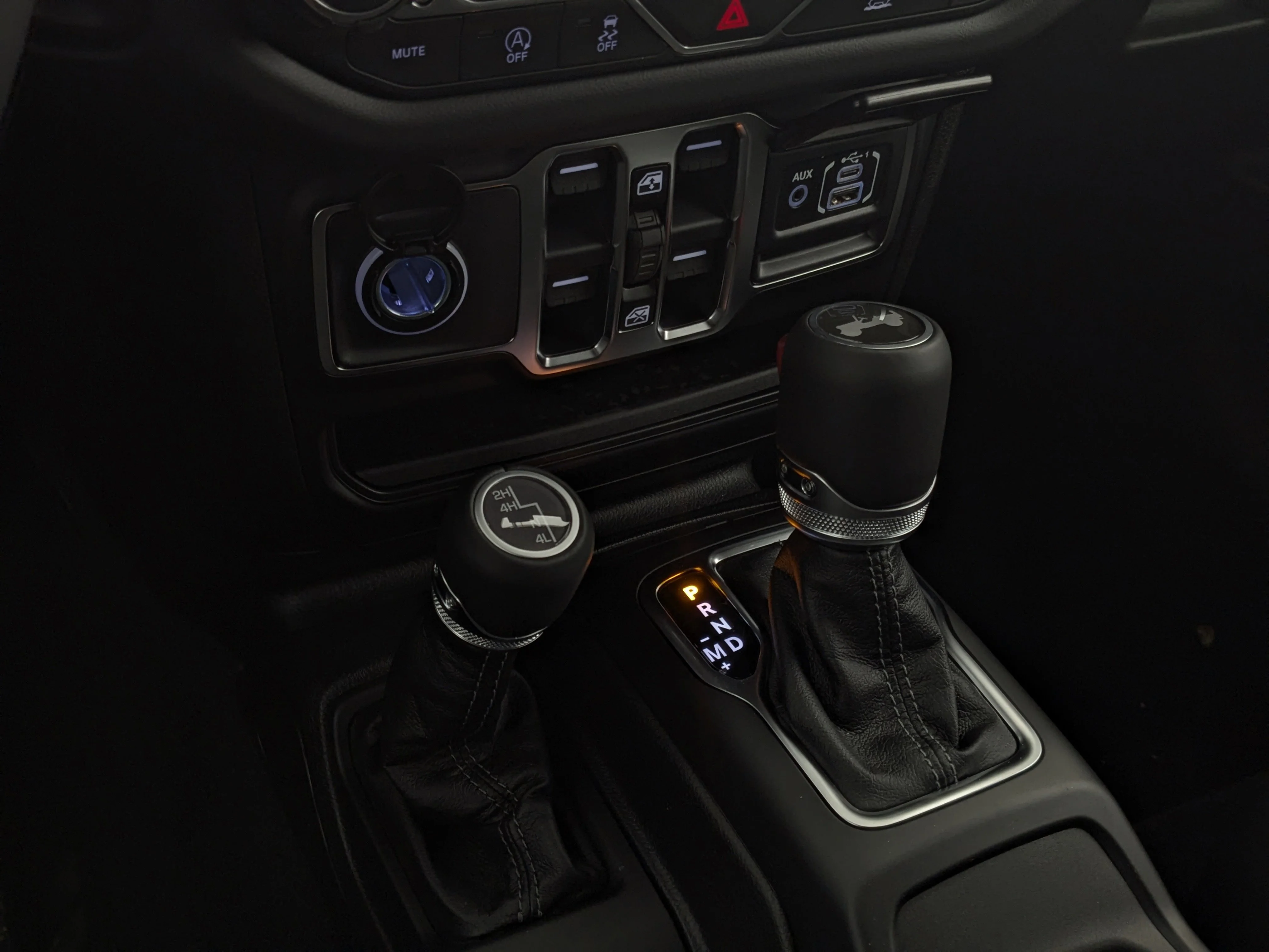 New 2026 Black Jeep Sahara - - McKinley Leather Seats - Body?Colour Hardtop - Side Steps - 3.6L Pentastar V6 & More image 19