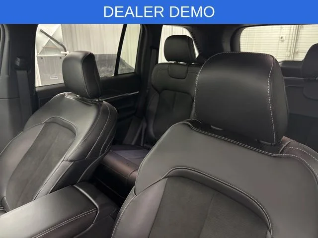 New 2026 Diamond Black Crystal Pearl-Coat Exterior Paint Jeep Altitude image 7