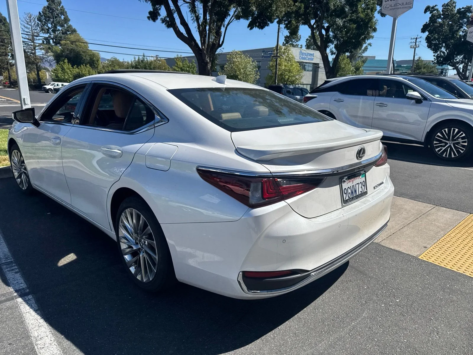 Used 2023 White Pearl Lexus 300h Luxury image 4