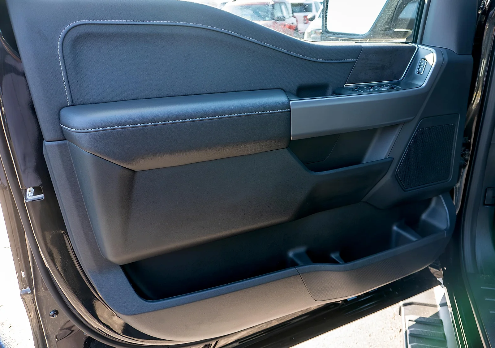 New 2026 Agate Black Metallic Ford XLT image 11