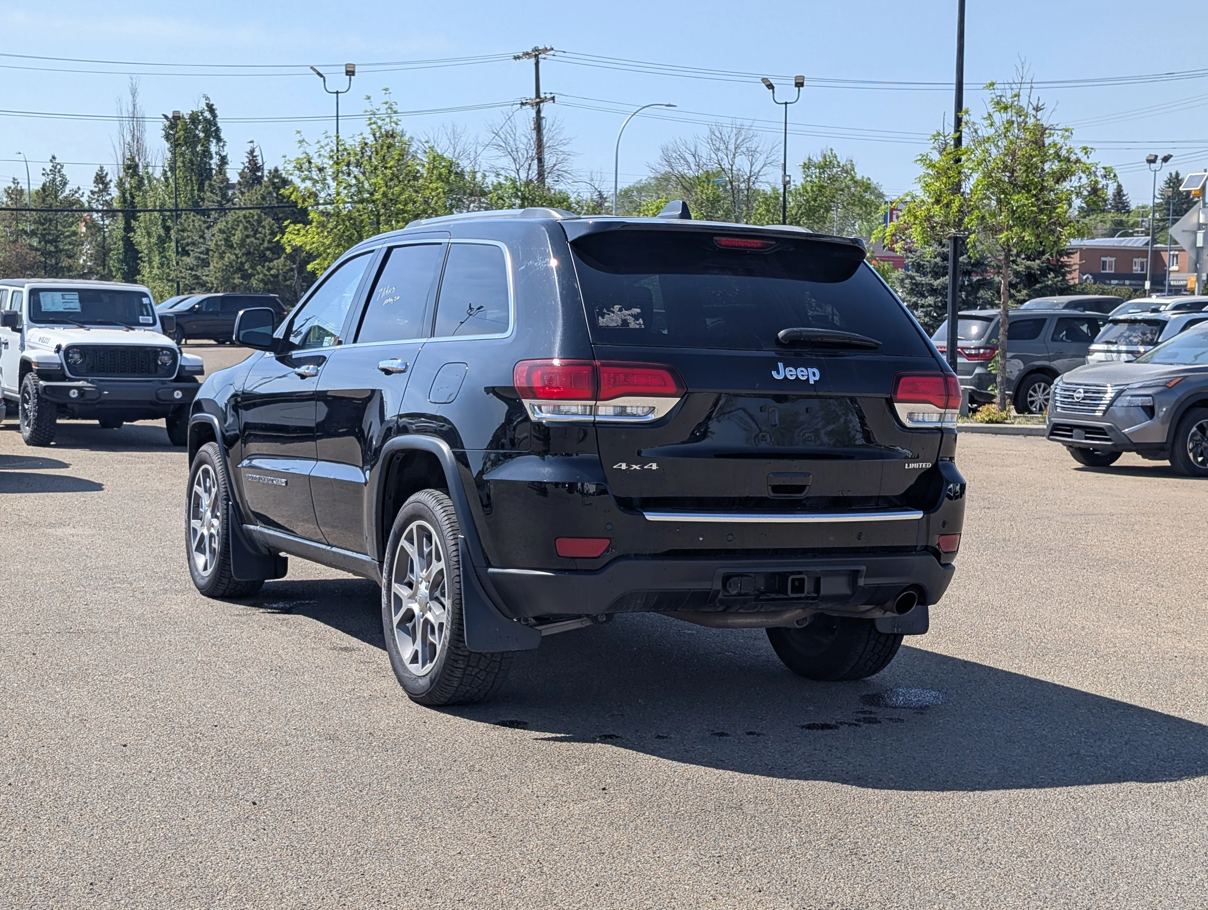 Used 2022 Diamond Black Crystal Pearlcoat Jeep Limited image 4