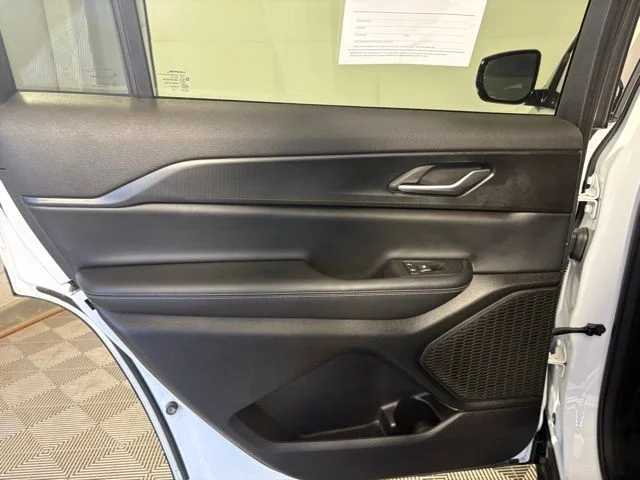 Used 2023 White/off-white Jeep Altitude image 19
