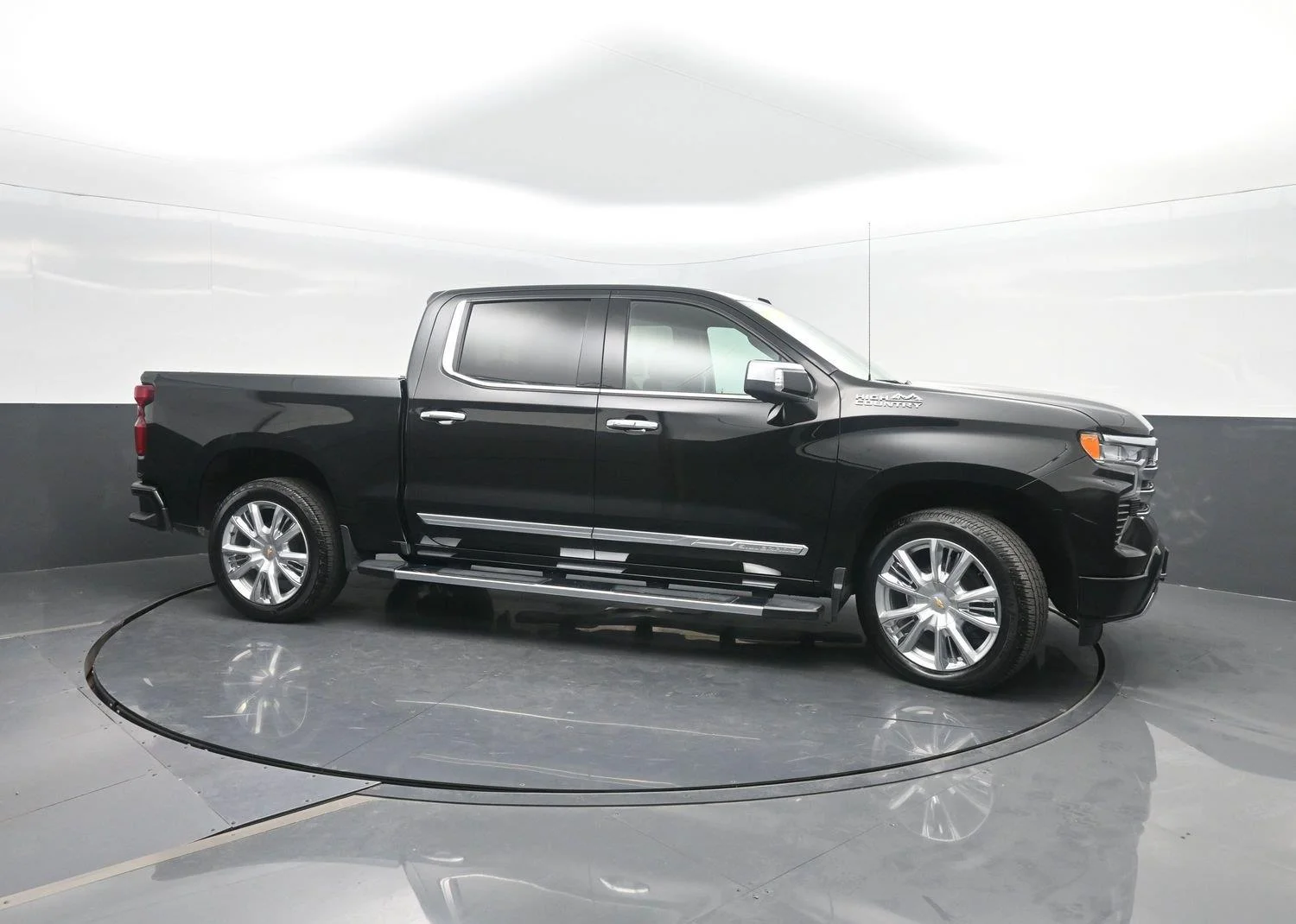 Used 2025 Black Chevrolet High Country image 3