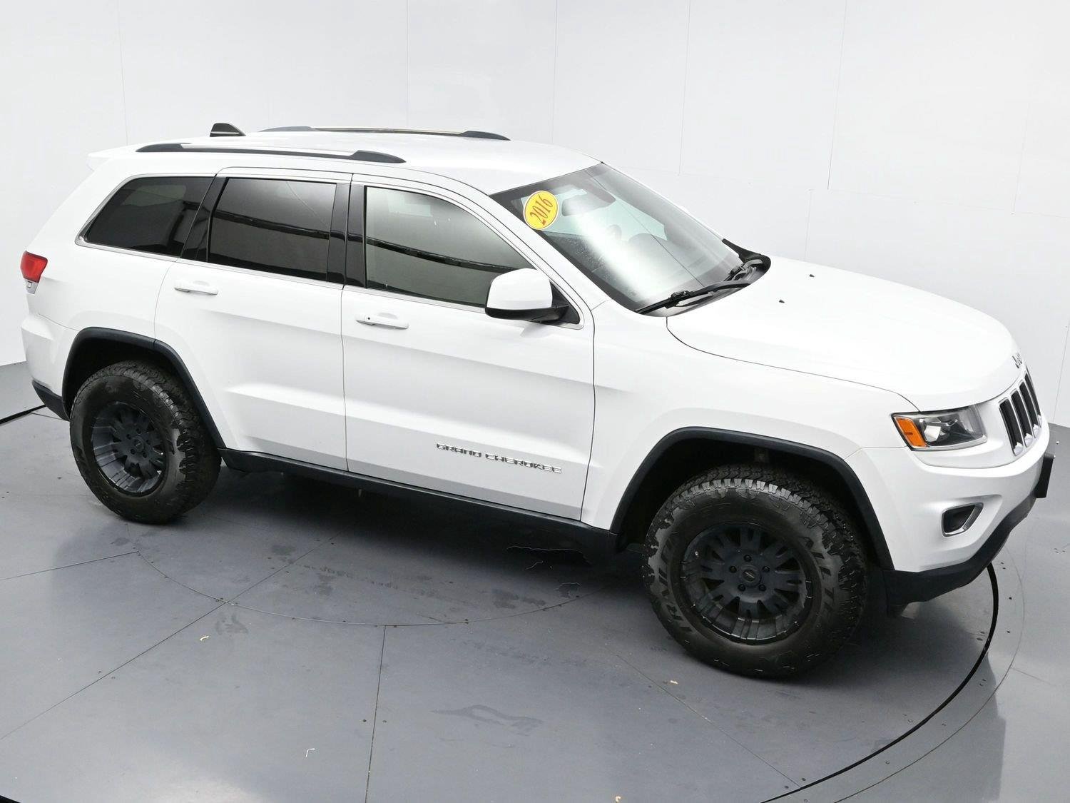 Used 2016 Bright White Clearcoat Jeep Laredo image 33