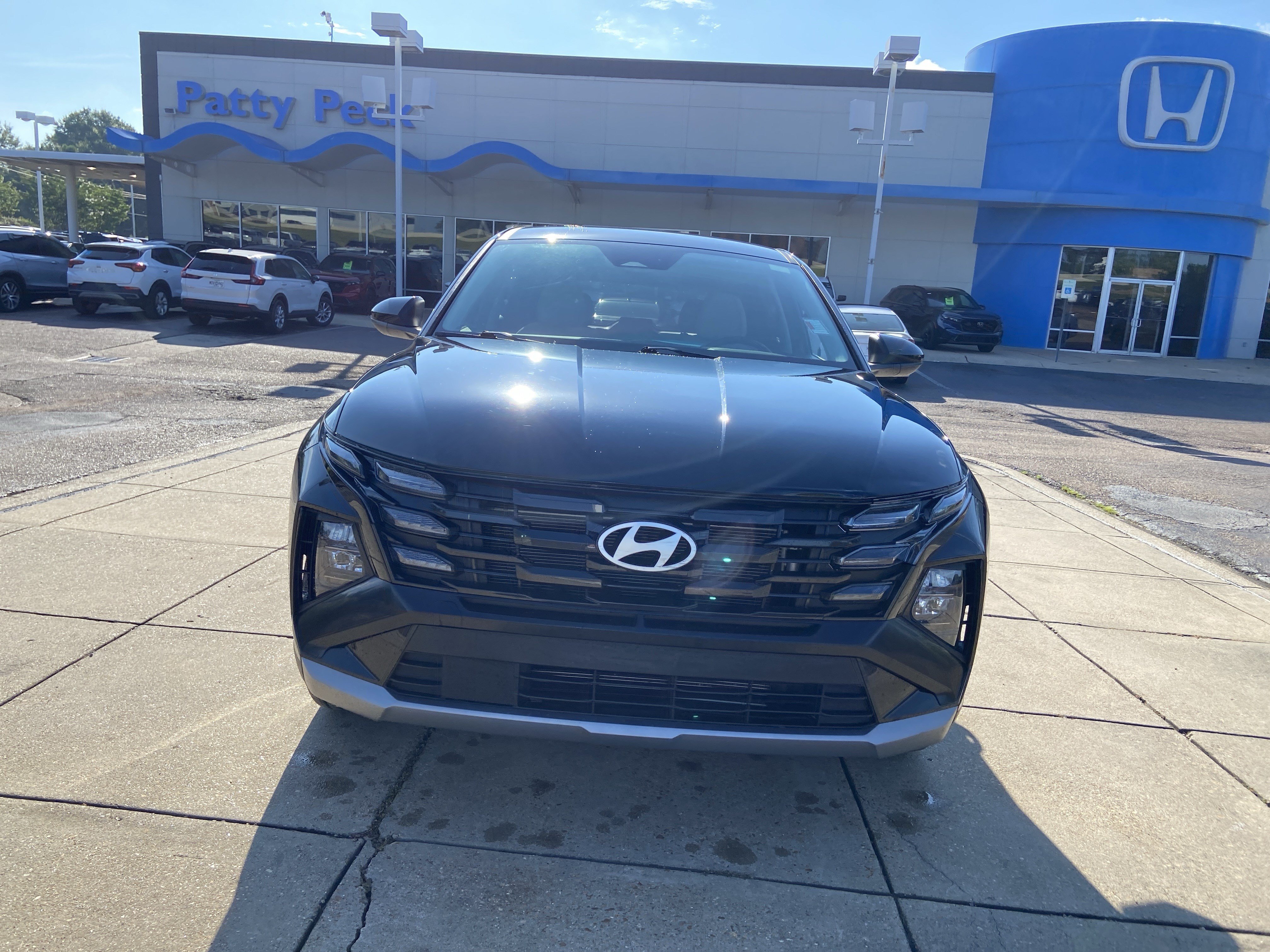 Used 2025 Phantom Black Hyundai SE image 3