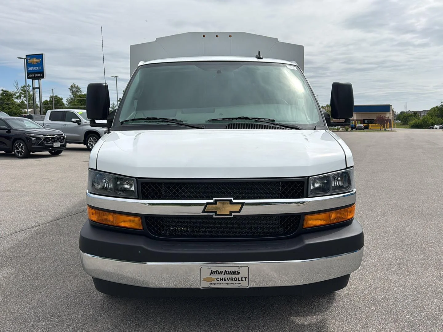 New 2026 Summit White Chevrolet 1WT image 16