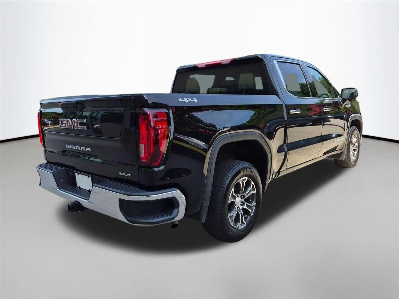 Used 2025 Onyx Black GMC SLT image 5