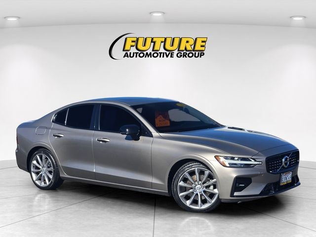 Used 2021 Gray Volvo T5 Momentum image 1