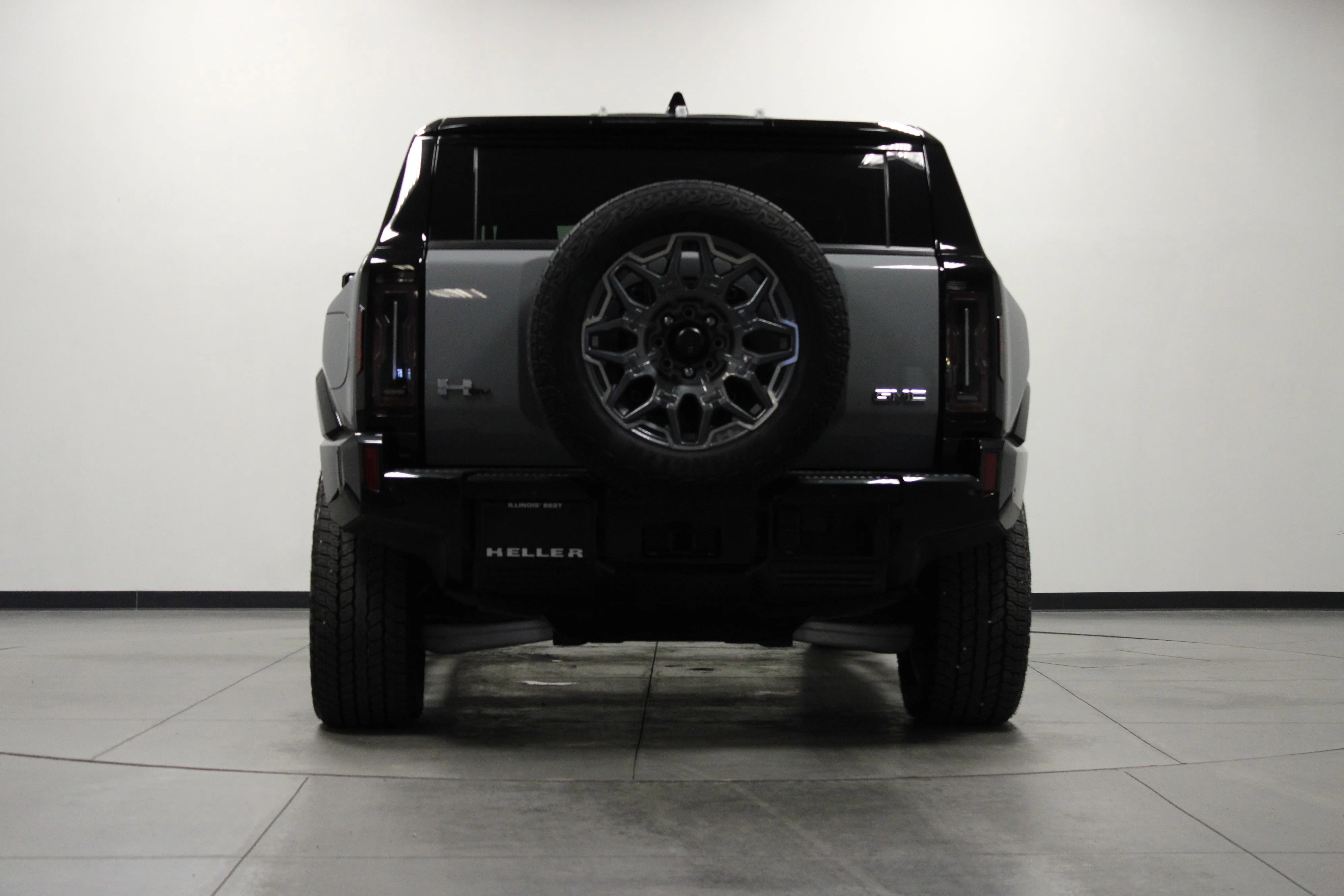 Used 2025 Meteorite Metallic (Grey) GMC 3X image 5