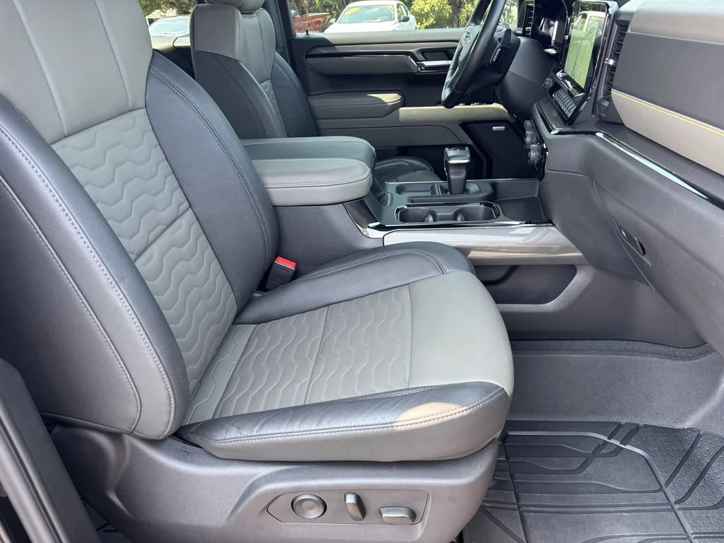 Used 2025 Black Chevrolet ZR2 image 22